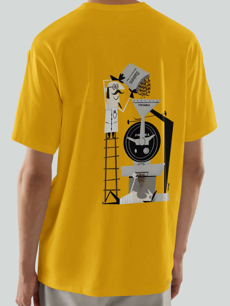 Persona vistiendo una camiseta amarilla con un diseño gráfico en la espalda que muestra a una figura en una escalera vertiendo un líquido en una máquina.